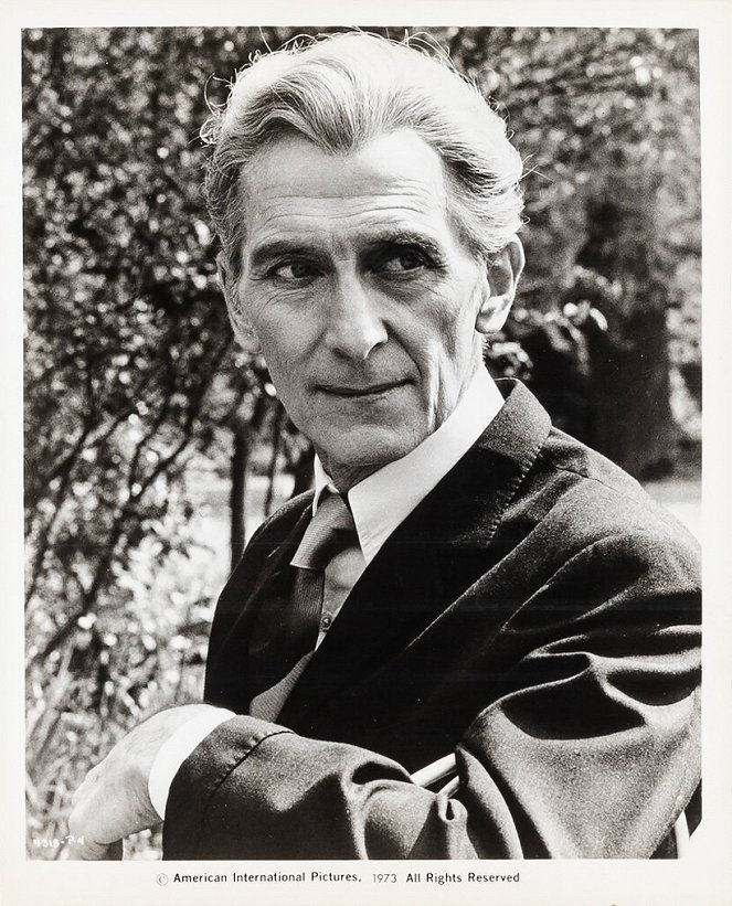 Kauhujen kartano - Promokuvat - Peter Cushing