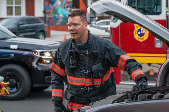 9-1-1: Lone Star - Ein Papagei namens Ginsburg - Filmfotos - Jim Parrack