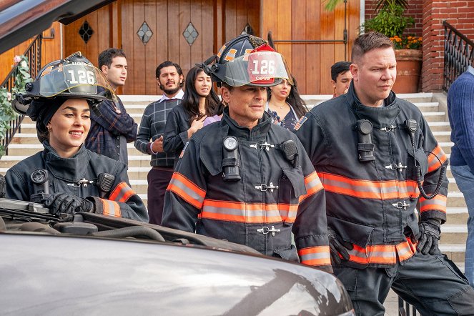 9-1-1: Lone Star - The Bird - De la película - Natacha Karam, Rob Lowe, Jim Parrack