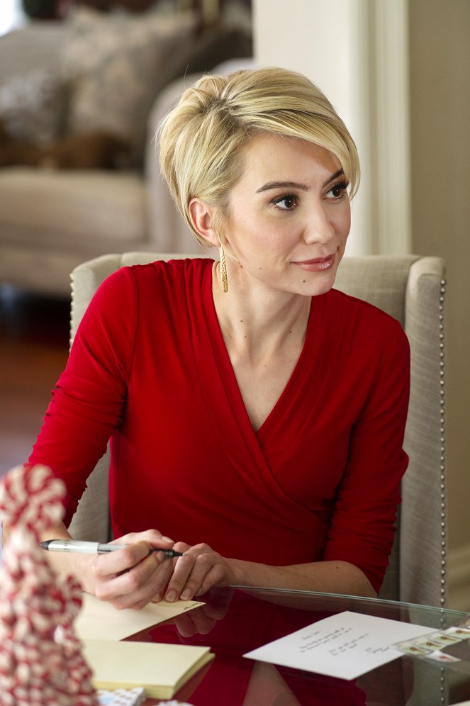 Christmas by the Book - Filmfotos - Chelsea Kane