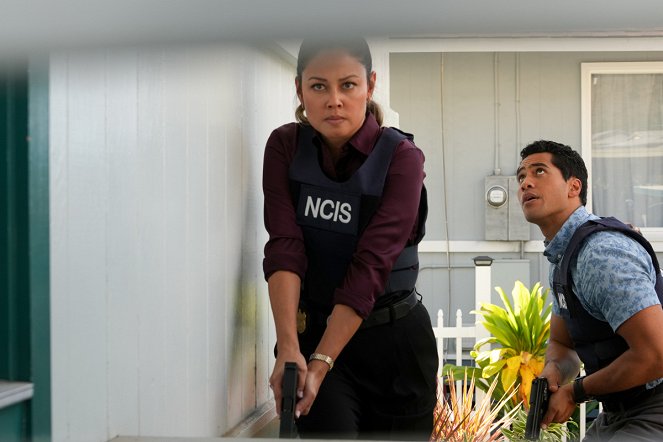 NCIS: Hawai'i - Season 1 - Broken - Photos - Vanessa Lachey, Alex Tarrant