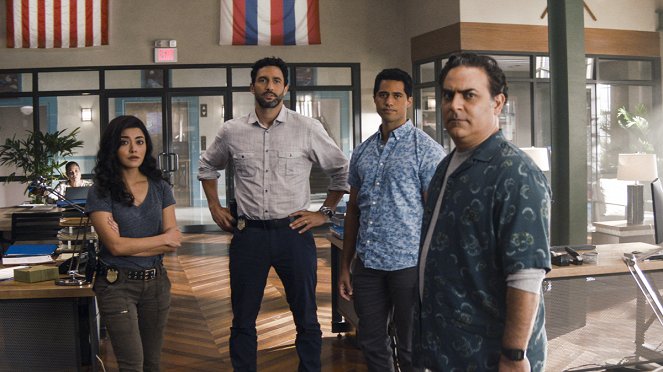 Agenci NCIS: Hawaje - Broken - Z filmu - Yasmine Al-Bustami, Noah Mills, Alex Tarrant, Jason Antoon