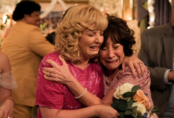 The Goldbergs - The Wedding - Photos - Wendi McLendon-Covey, Mindy Sterling