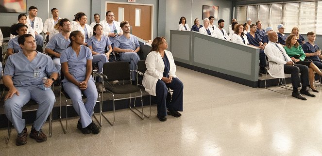 Grey's Anatomy - Season 18 - Living in a House Divided - Photos - Chandra Wilson, James Pickens Jr.