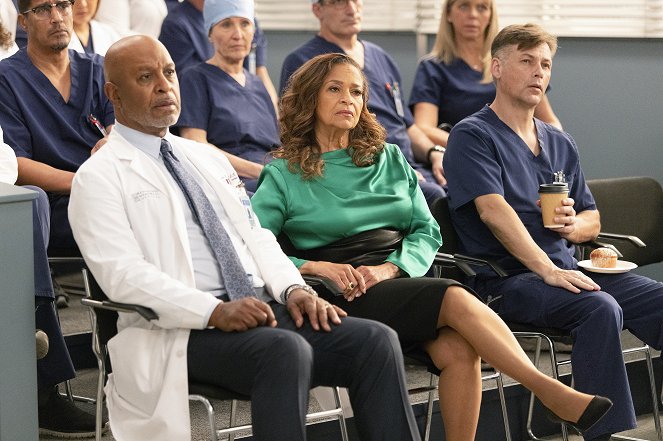 Grey's Anatomy - Season 18 - Living in a House Divided - Photos - James Pickens Jr., Debbie Allen