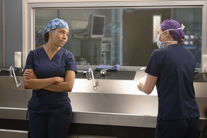 Grey's Anatomy - Living in a House Divided - Photos - Kelly McCreary, Ellen Pompeo