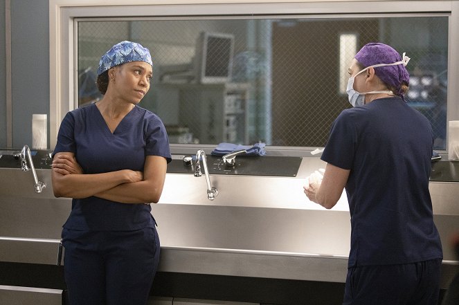 Grey's Anatomy - Season 18 - Living in a House Divided - Photos - Kelly McCreary, Ellen Pompeo