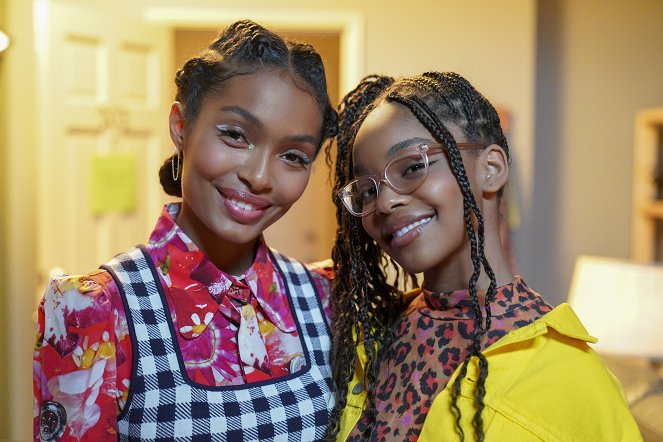 Grown-ish - Can't Let You Go - Van de set - Yara Shahidi, Marsai Martin