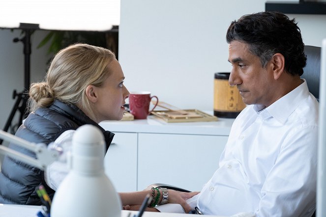 The Dropout - Flower of Life - Filmfotos - Amanda Seyfried, Naveen Andrews