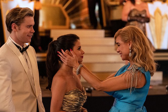 Acapulco - Season 1 - You Should Hear How She Talks About You - Filmfotos - Chord Overstreet, Camila Perez, Jessica Collins