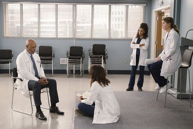 Grey's Anatomy - Season 18 - Living in a House Divided - Photos - James Pickens Jr., Kelly McCreary, Ellen Pompeo