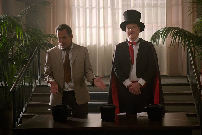 Murderville - The Magician’s Assistant - Photos - Will Arnett, Conan O'Brien