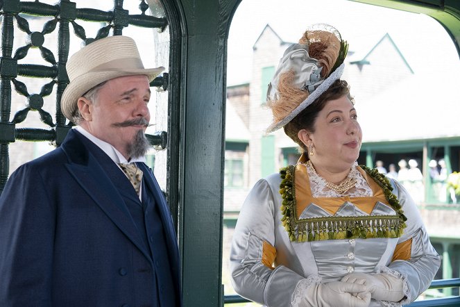 The Gilded Age - Tucked Up in Newport - Van film - Nathan Lane, Ashlie Atkinson
