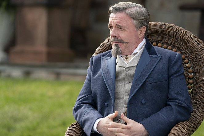 The Gilded Age - Tucked Up in Newport - Van film - Nathan Lane