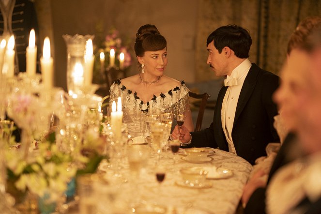 The Gilded Age - Tucked Up in Newport - Van film - Carrie Coon, Blake Ritson