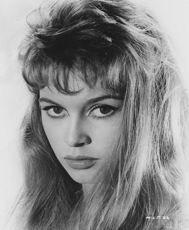 Ein Gänseblümchen wird entblättert - Werbefoto - Brigitte Bardot