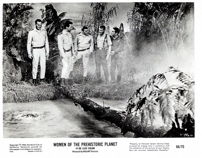 Women of the Prehistoric Planet - Cartes de lobby