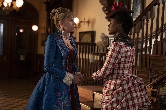 The Gilded Age - Tucked Up in Newport - Van film - Christine Baranski, Denée Benton