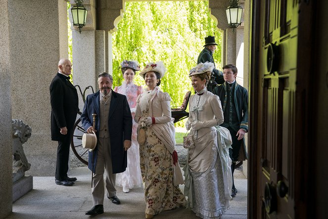 The Gilded Age - Tucked Up in Newport - Van film - Nathan Lane, Donna Murphy, Kelli O'Hara