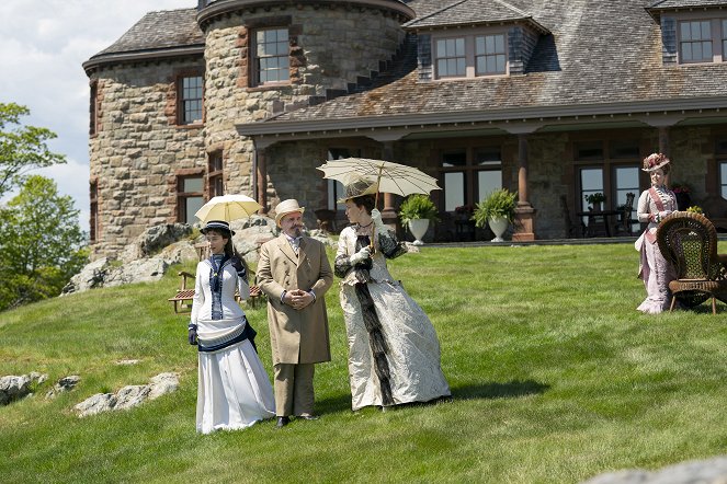 The Gilded Age - Tucked Up in Newport - Van film - Taissa Farmiga, Nathan Lane, Carrie Coon