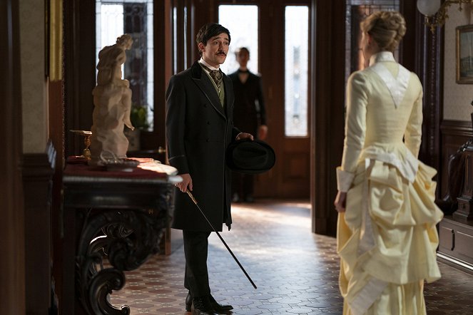 The Gilded Age - Tucked Up in Newport - Van film - Blake Ritson