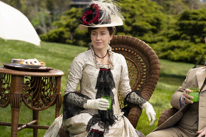 The Gilded Age - Tucked Up in Newport - Van film - Carrie Coon