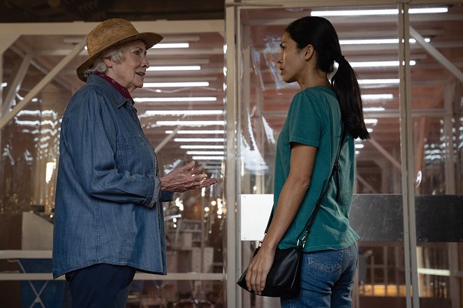 The Cleaning Lady - Mother's Mission - Photos - Betty Buckley, Elodie Yung