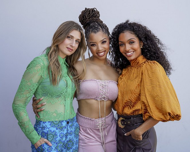 Grown-ish - Season 4 - Plakat můžeš později - Z nakrúcania - Emily Arlook, Chloe Bailey, Yara Shahidi