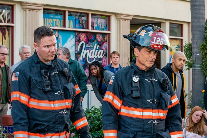 9-1-1: Lone Star - Mit Herz und Seele - Filmfotos - Jim Parrack, Rob Lowe