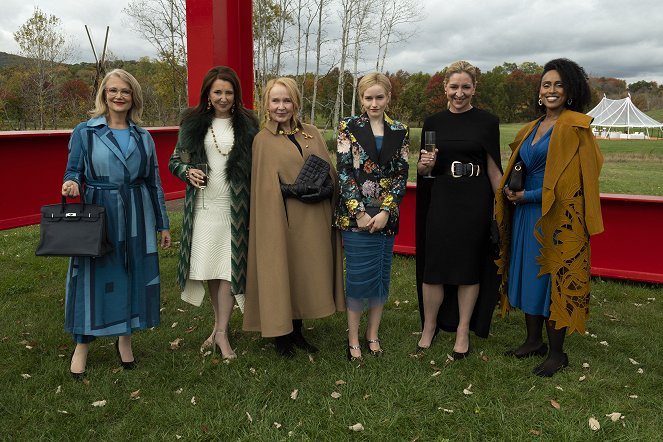 Inventando Anna - Duas fontes numa tacada só - De filmagens - Kate Burton, Julia Garner