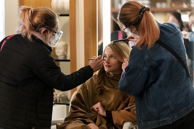 Inventing Anna - L'Heure du check-out - Tournage - Julia Garner