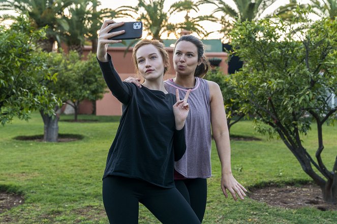 Inventing Anna - Friends in Low Places - Photos - Julia Garner, Katie Lowes
