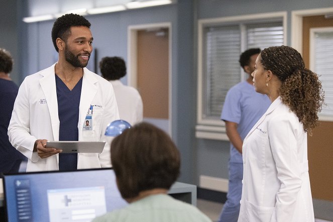 Grey's Anatomy - Season 18 - Put the Squeeze on Me - Photos - Anthony Hill, Kelly McCreary