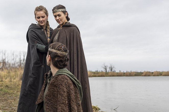 The Last Kingdom - Episode 1 - Photos - Phia Saban, Eliza Butterworth