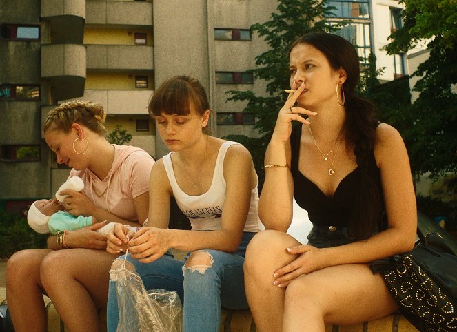 Leto v Kreuzbergu - Z filmu - Lena Klenke, Lena Urzendowsky, Elina Vildanova