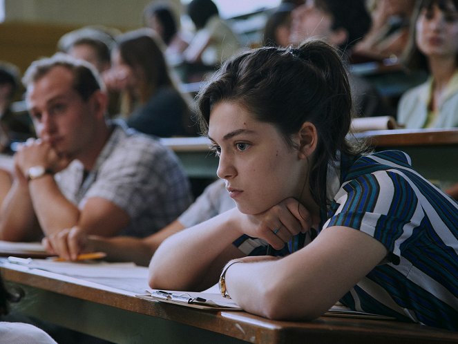 L'Événement - Van film - Anamaria Vartolomei