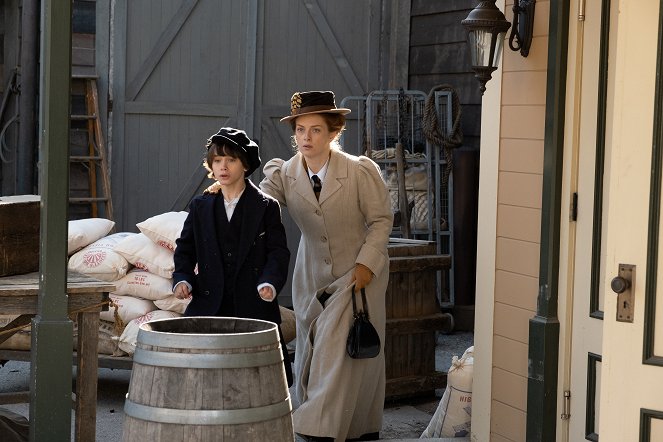 Murdoch Mysteries - The Things We Do for Love: Part 1 - Photos - Etienne Kellici, Alex Paxton-Beesley