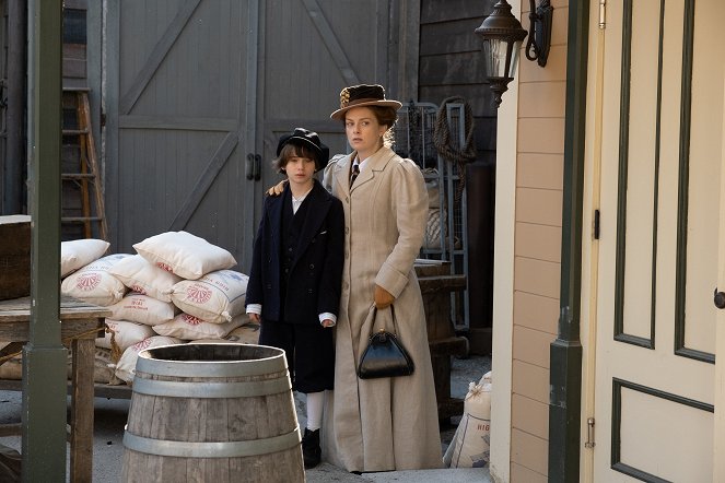 Murdoch Mysteries - Season 15 - The Things We Do for Love: Part 1 - Photos - Etienne Kellici, Alex Paxton-Beesley