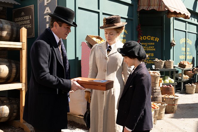 Murdoch Mysteries - Season 15 - The Things We Do for Love: Part 2 - Photos - Yannick Bisson, Alex Paxton-Beesley, Etienne Kellici