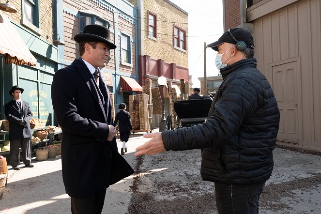Murdoch Mysteries - The Things We Do for Love: Part 2 - Del rodaje - Yannick Bisson