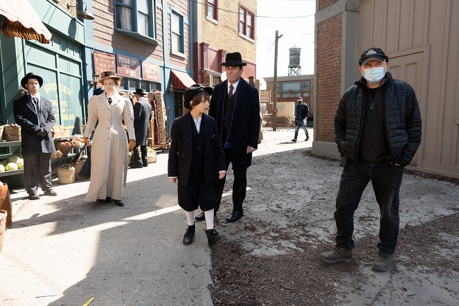 Murdoch Mysteries - The Things We Do for Love: Part 2 - Del rodaje - Alex Paxton-Beesley, Etienne Kellici, Yannick Bisson