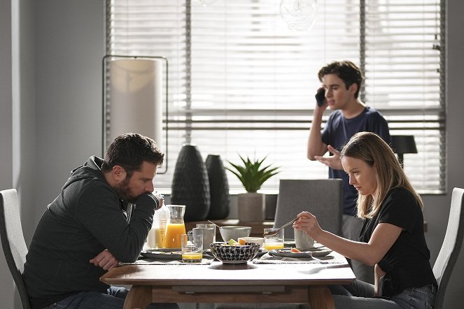 A Million Little Things - Season 4 - Fresh Start - Van film - James Roday Rodriguez, Allison Miller