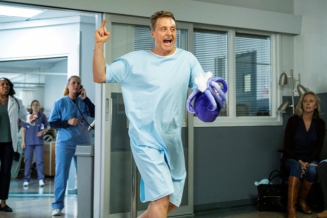 Resident Alien - Season 2 - Old Friends - Photos - Alan Tudyk