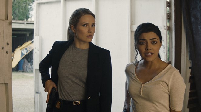 Agenci NCIS: Hawaje - Breach - Z filmu - Tori Anderson, Yasmine Al-Bustami