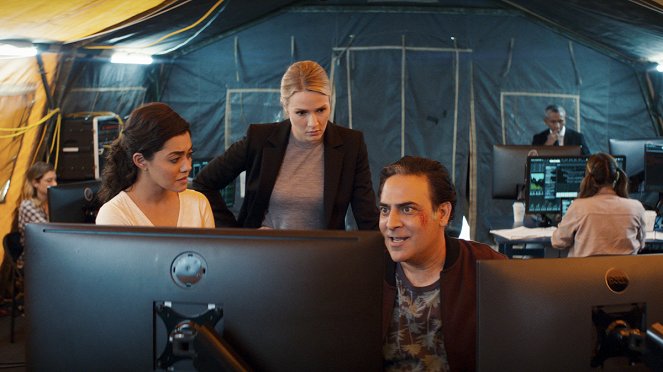 Agenci NCIS: Hawaje - Breach - Z filmu - Yasmine Al-Bustami, Tori Anderson, Jason Antoon