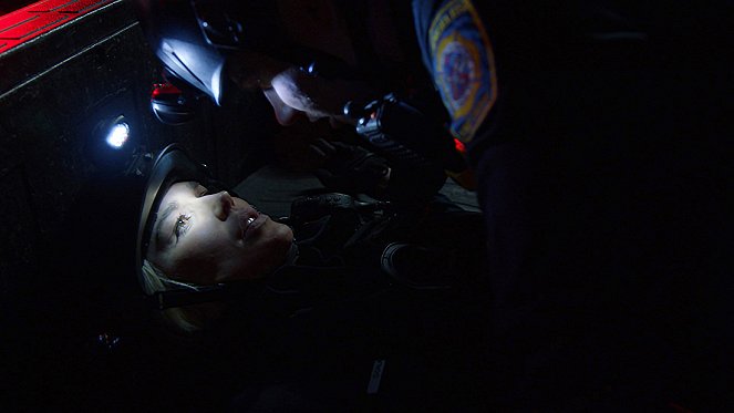 911 L.A. - Külső megfigyelő - Filmfotók - Arielle Kebbel