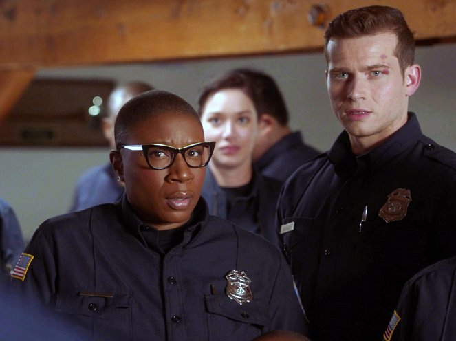 9-1-1 - Outside Looking In - Photos - Aisha Hinds, Oliver Stark