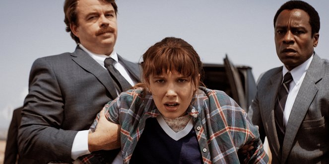 Stranger Things - Chapter Three: The Monster and the Superhero - Photos - Ira Amyx, Millie Bobby Brown, Kendrick Cross