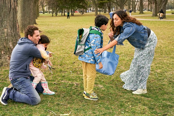 Children Ruin Everything - Season 1 - Meals - Filmfotos - Aaron Abrams, Mikayla SwamiNathan, Meaghan Rath