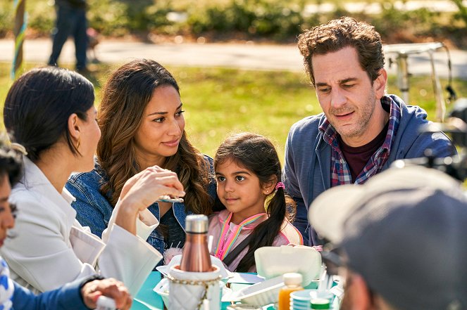 Children Ruin Everything - Meals - Filmfotos - Meaghan Rath, Mikayla SwamiNathan, Aaron Abrams
